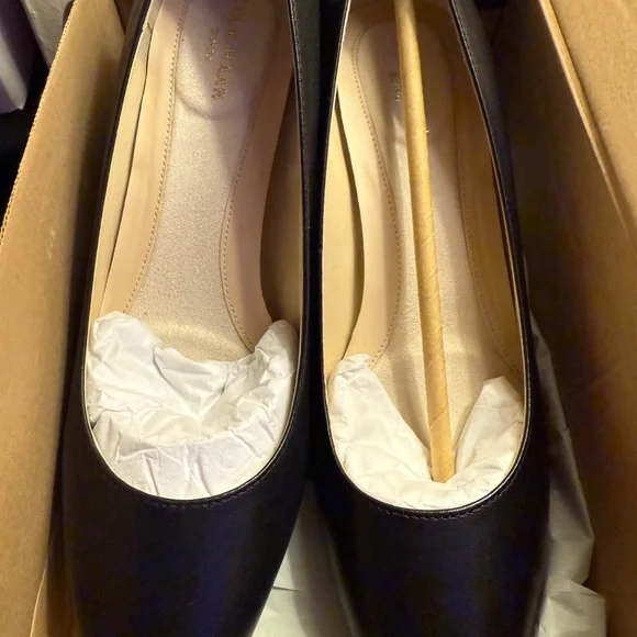 NIB Cole Haan Waterproof Black The Go-To Wedge Pumps size 8 - Picture 2 of 8